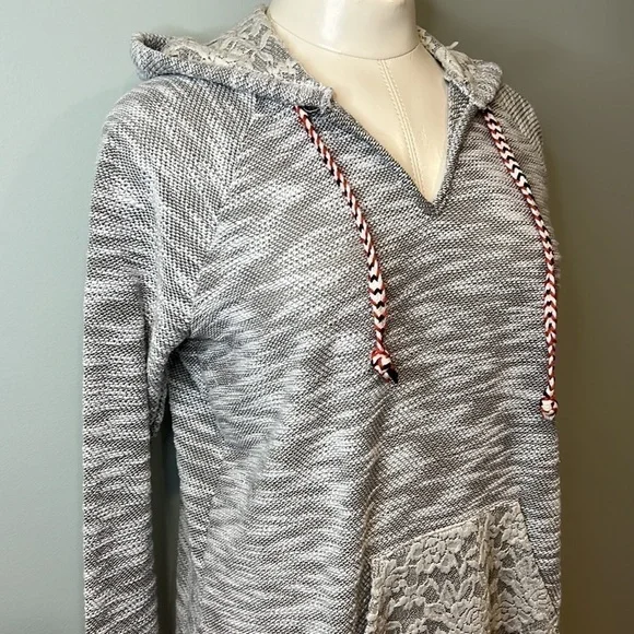 Women’s Gray & Lace Long Sweatshirt - Picture 5 of 12